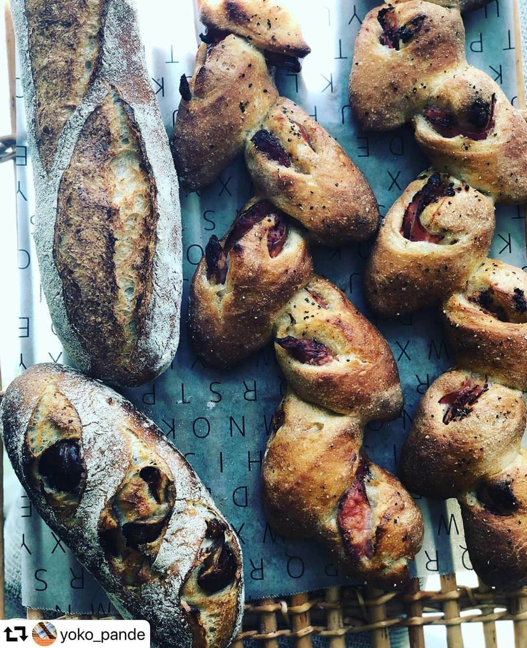 クスパさんのインスタグラム写真 - (クスパInstagram)「#repost @yoko_pande ・・・ 朝焼きパン🥖 : 今日は、フランス産小麦 メルベイユとライ麦を入れています！少し作り方も変えて🎶 : 酒種酵母. ◎栗🌰の渋皮煮を入れ込んだハードパン ◎bucket &エピ : 栗🌰ブレッド美味しすぎたー😋笑笑 :  #酒種バケット #バケット #ベーコンエピ  ＊ : #家族の為に  #おうちパン  #身体に優しい #子供ご飯  #酒種酵母のパン教室  #パン教室 #泉南郡熊取町 #熊取  #天然酵母のパン教室  #自家製酵母のパン教室  #貝塚市#熊取町  #泉佐野市 #泉南市 #阪南市 #和歌山市 #泉州 #大阪  #クスパ #酒種#イーストレッスンもあります#チョコマーブルベーグル #ベーグルレッスン #初心者大歓迎#栗の渋皮煮」9月19日 15時01分 - cookingschoolpark