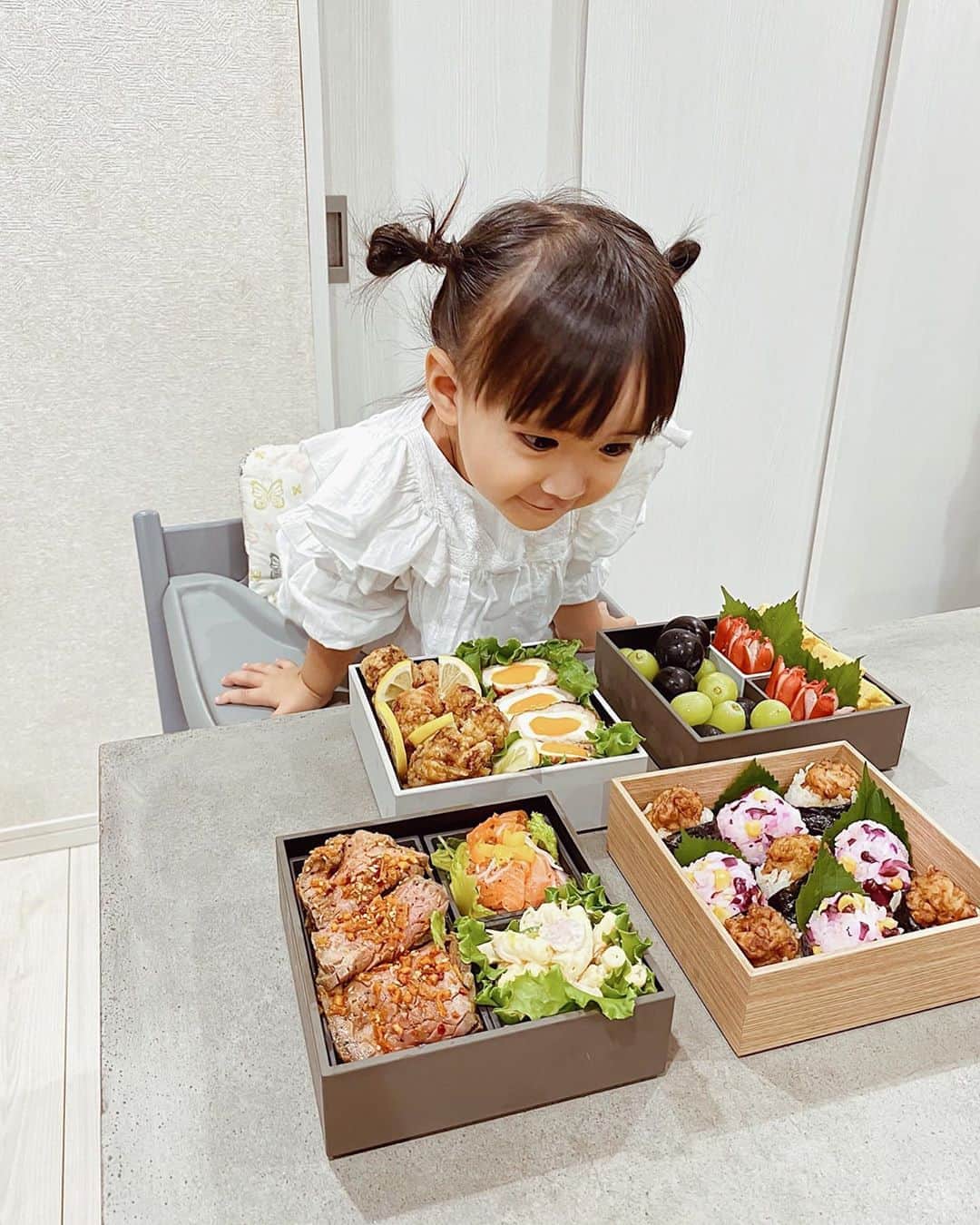 のインスタグラム：「リアクション💯💯​ ​ OBMIHS様から素敵なお重と食器を頂いたので、​ パーティー風に盛り付けてみました🍱​ ​ 福井県の越前漆器のブランド @obmihs_official​ とにかく1度アカウントを見てほしい！！✨​ ​ カラバリと段数のカスタマイズが出来るお重は、​ おしゃれで今どきなニュアンスカラーでありながら​ ほんとに美しい伝統技術🇯🇵​ そして重箱だから、重ねるとさらに可愛い👏🏻​ ​ お重の他にも、お椀、お皿、お箸、スプーンをお揃いで使うとテーブルコーディネートが華やかに🥢🍵​ ​ あと @obmihs_official アカウントにも乗ってる、​ ワッパお弁当箱とガラス食器も素敵すぎるの✨​ ​ 今回はギフトで頂いたけど、コレクションを増やしたい食器ブランドをこの機会に知れて嬉しい🥺❤️​ ​ #obmihs #オブミス #重箱 #お重 #PR​」