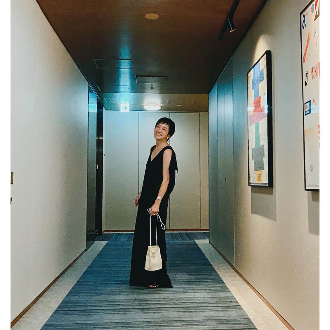 高山都さんのインスタグラム写真 - (高山都Instagram)「2年前に買ったのに、機会がなくてプライベートでは着たことがなかったmm6の黒のドレス。 サマーウールで、V字が深くて、丈も長い。 髪切って着てみたら、なんだか買った時よりもしっくりきた。 この服、もっと着よう。 dress @mm6maisonmargiela  bag & sandal @jilsander  #都ふく やっぱり黒のドレスって本当に万能でワタシの一生の友かもしれない。」9月19日 15時29分 - miyare38