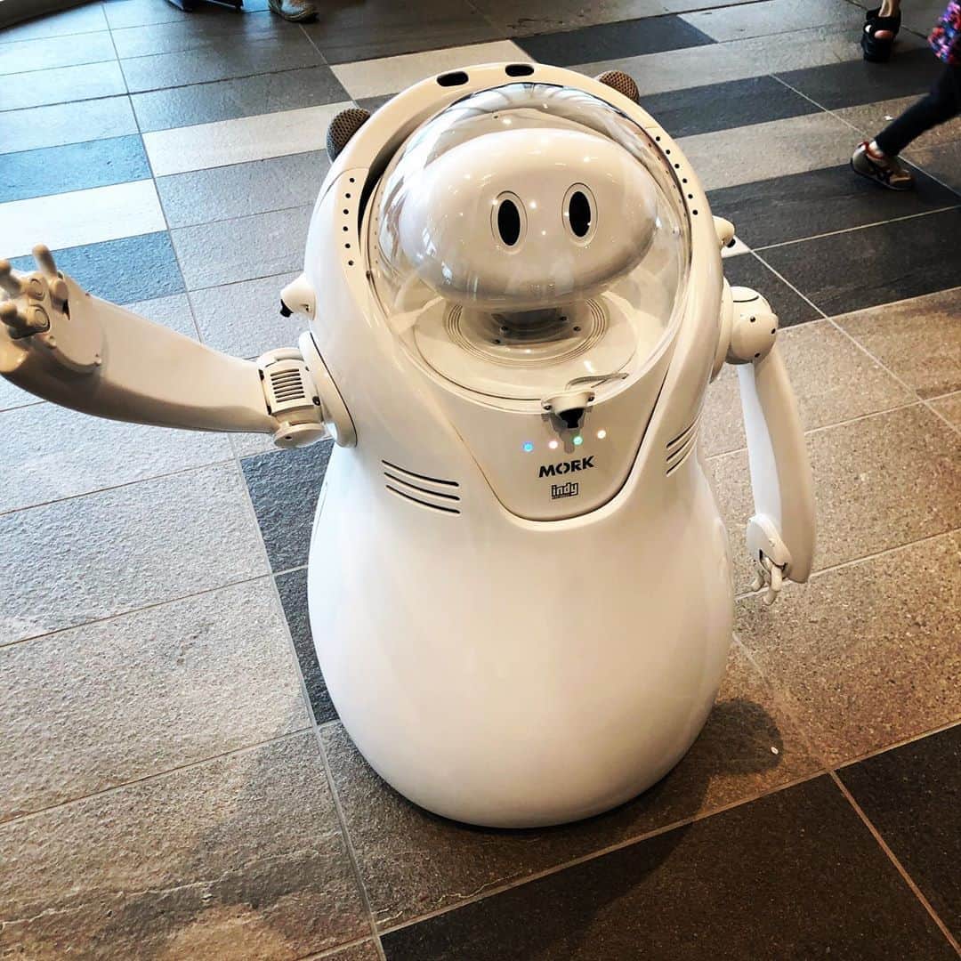 榎戸教子さんのインスタグラム写真 - (榎戸教子Instagram)「新しく天空橋駅に誕生した「羽田イノベーションシティ」へ。 この連休はロボットに溢れています。  ボストン・ダイナミクスのロボット犬、四脚ロボット「Spot（スポット）」にも会えましたし、追従ロボットを体験。どこかの誰かとロボットを通じてお話したり、フードコートでは水を運んでもらったりしました。  足湯に入りながら飛行機を見られる場所もありますよ。  #羽田イノベーションシティ #ロボット #ボストンダイナミクス #天空橋駅」9月19日 15時23分 - noriko_enokido