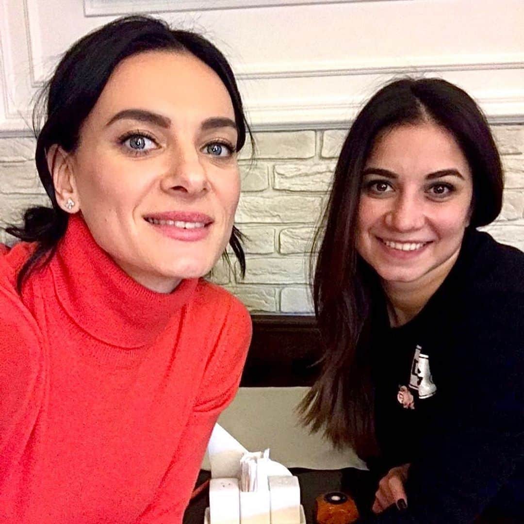 エレーナ・イシンバエワのインスタグラム：「Кровинушка моя @innaisinbaeva, С ДНЁМ РОЖДЕНИЯ ТЕБЯ!😘😍❤️ ⠀ Не хватит слов чтобы выразить, как сильно я тебя люблю! ⠀ Ты моя опора, моя кровь, моя родная сестра! Ты мой тыл и лучшая подруга! На тебя всегда и во всем можно положится! Ты умеешь хранить секреты. Ты лучшая на свете! ⠀ Мне очень повезло, что ты у меня есть! Будь счастлива, здорова, молода и красива! Пусть все желания и мечты исполнятся, пусть все невзгоды обходят стороной! С тобой можно и в разведку и на красную дорожку! ⠀ Я тебя очень сильно люблю! Я ДНЁМ РОЖДЕНИЯ ТЕБЯ СЕСТРЕНКА!!!😘😘😘🤩🤩🤩❤️❤️❤️🤗🤗🤗🎂🎂🎂🥂」