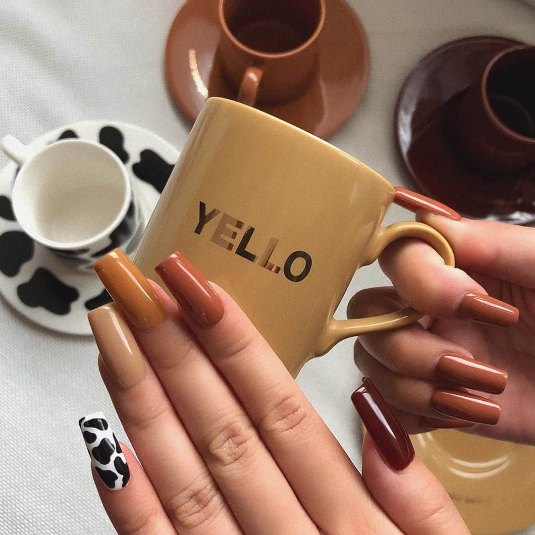 星あやさんのインスタグラム写真 - (星あやInstagram)「YELLO CAFFEINE COLLECTION NAILS by @_spicenails_ 🤚🏼🤚🏽🤚🏾🤚🏿🐄 今シーズンのYELLOのコレクションテーマと同じ コーヒーミルク濃度カップアンドソーサー/ ファンデーションパンプスにリンクする カラーリングにグラデしてもらいました🤎 左手はわくわくなMIXカラー、 右手はいつも通り艶セクシーな一色塗りです🤎 いつもシンプルワントーンなので、多色使い新鮮✨ チャレンジしてみて良かった、可愛いっ😭🤎 YELLOファンの皆様、是非スケさんの経営する吉祥寺 @_spicenails_ で真似っ子おソロしてみてくださいね🤎🤎🤎 追伸.数量限定ノベルティーのカップアンドソーサー 多くのお客様に大変ご好評頂いております🙏🏼 そろそろホットコーヒーが美味しい季節、 是非ゲットしてくださいませ☕️🌰🍠🤎 @yelloshoes_official」9月19日 15時24分 - ayastella_