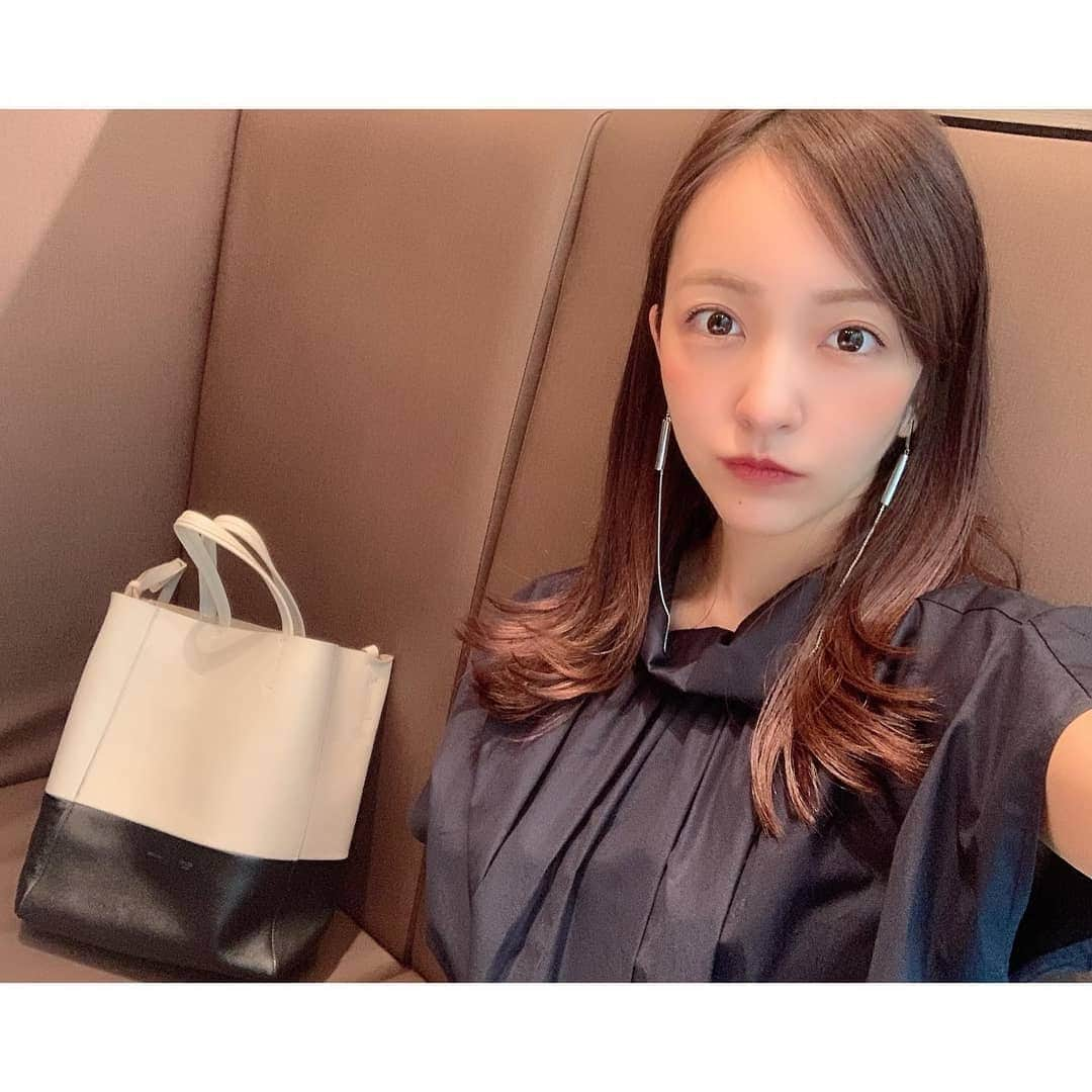 板野友美 ファンアカウントのインスタグラム：「Line Blog update Mica and lunch 🍴   What is Mai-chan?  I've been with you for over 10 years 💕   At that time, in the MV shooting of "Beginner"  With a choreography assistant  Mai-chan really taught me  I thought it was a cute teacher 😍 ♪  Get along from there  He also did my solo dancer  Ever since I was 18 years old, whether at work or in private  Make friends  Favorite favorite person 😂❤️   Moreover, my birthday is the same day 🥰  That's why I feel good ♪   Recently I went horseback riding  Go diving  I share my hobbies 🐠   * The fifth photo is  Mai-chan taking a selfie desperately taking a selfie 🙈  #ランチ  #lunchtime🍴 #心友 #tomoitano」