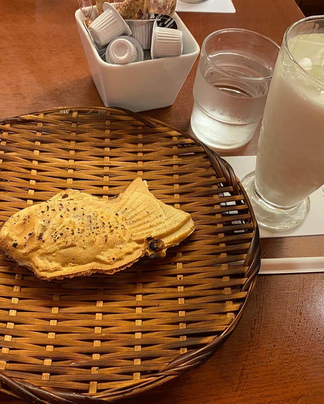 クロちゃんさんのインスタグラム写真 - (クロちゃんInstagram)「お昼ご飯は、たい焼き1個とミルクだにゃーーん♪」9月19日 15時33分 - kurochandesuwawa