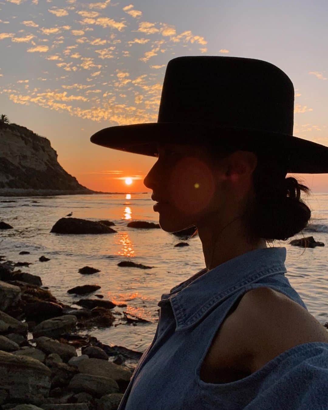 メロディー洋子のインスタグラム：「Spontaneous solo Beach Day at a Temple Spot in the South Bay. I spent time here alone meditating, singing, dancing, and speaking to Spirit.  Creating new ways and channels for me to connect to life has been one of the biggest gifts during this time of Covid-19.  I am coming to understand more and more that no matter what happens to me in this life, no one can take my connection to everything. We are all connected to each other and to everything in this entire universe and beyond. There is a consciousness that exists beyond our existence and it is so real and powerful beyond anything I have ever experienced. I am so grateful to have been brought back to this place and I am so grateful to be here now. I savor every moment. I compassionately hold myself in every experience. And I want to love and keep loving everything that I come into contact with.   Love to you all. Blessings to the world. Light up your heart until it’s aflame with the greatest power in all of the universe, You. ✨ M.」