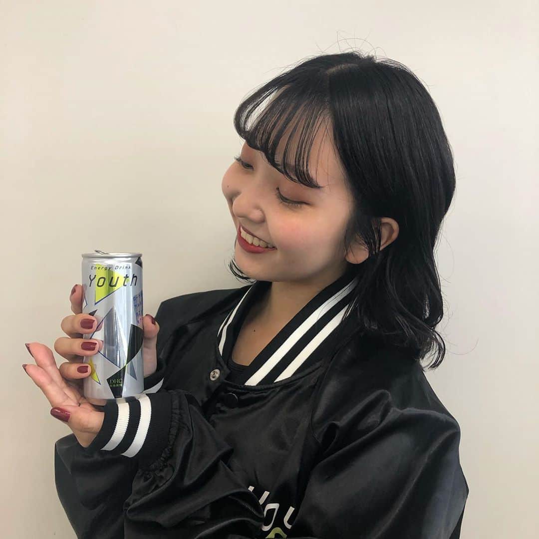 竹村夏音さんのインスタグラム写真 - (竹村夏音Instagram)「先日、DHC((@dhc_official_jp ))様のコミュニケーションスペース((@dhc_cs ))をお借りして宣材写真の撮影をして頂きました🧚🏼♡  その際に、手に持っている#youth と言うエナジードリンクを頂きました！！  私は初めてエナジードリンクを飲んだんだけど、飲みやすい味で、後味もスッキリして、初めて飲む人にもおすすめなエナジードリンクです🍃🍃 しかもローヤルゼリーやセラミドなどの美容成分も入ってるの😳最高すぎる！！！！  見た目もお洒落だけど、コップに移しても爽やかなブルー色でとってもお洒落🐳💙 でも着色料とかではなく、クチナシの天然色素なんです😳  まさにDHC様らしい "飲んでもキレイ、見てもキレイ" なエナジードリンクですっ  勉強やサークル活動で忙しい日々を送る学生さんにも飲みやすい#youth ！！  気になった方は【DHC youth】と検索して見て下さい🔍 他にも色々な商品があるのでぜひぜひチェックして見て下さいっ😻  #dhc#dhcjapan#dhcyouth#dhcyouthでエナジーチャージ✨#ミス桜美林#桜美林ミスコン#ミス桜美林コンテスト2020#サロモ#サロンモデル#인스타그램#셀스타그램#대학생#お洒落さん#桜美林大学#撮影モデル#サロンモデル希望#サロンモデル東京」9月19日 15時36分 - _tink159_