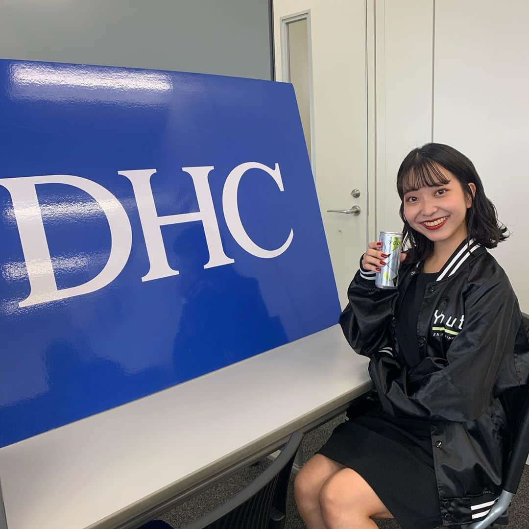 竹村夏音さんのインスタグラム写真 - (竹村夏音Instagram)「先日、DHC((@dhc_official_jp ))様のコミュニケーションスペース((@dhc_cs ))をお借りして宣材写真の撮影をして頂きました🧚🏼♡  その際に、手に持っている#youth と言うエナジードリンクを頂きました！！  私は初めてエナジードリンクを飲んだんだけど、飲みやすい味で、後味もスッキリして、初めて飲む人にもおすすめなエナジードリンクです🍃🍃 しかもローヤルゼリーやセラミドなどの美容成分も入ってるの😳最高すぎる！！！！  見た目もお洒落だけど、コップに移しても爽やかなブルー色でとってもお洒落🐳💙 でも着色料とかではなく、クチナシの天然色素なんです😳  まさにDHC様らしい "飲んでもキレイ、見てもキレイ" なエナジードリンクですっ  勉強やサークル活動で忙しい日々を送る学生さんにも飲みやすい#youth ！！  気になった方は【DHC youth】と検索して見て下さい🔍 他にも色々な商品があるのでぜひぜひチェックして見て下さいっ😻  #dhc#dhcjapan#dhcyouth#dhcyouthでエナジーチャージ✨#ミス桜美林#桜美林ミスコン#ミス桜美林コンテスト2020#サロモ#サロンモデル#인스타그램#셀스타그램#대학생#お洒落さん#桜美林大学#撮影モデル#サロンモデル希望#サロンモデル東京」9月19日 15時36分 - _tink159_