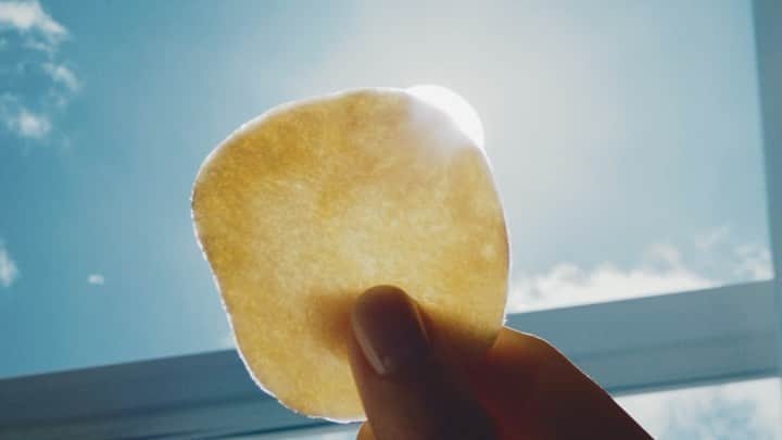 関根祥子のインスタグラム：「じゃがいも心地🥔　湖池屋🐢  水川あさみさんのネイルを担当しました。  このCM見ると食べたくなるー😚♡  #じゃがいも心地」