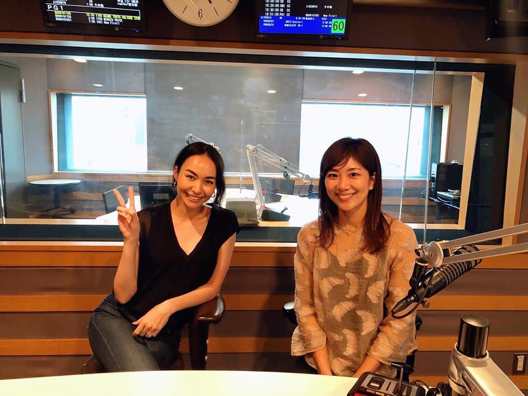 のインスタグラム：「Sat 2pm- 表参道Ao presents Oshare Life﻿ ﻿ 9/12、9/19は、潮田玲子さん（@ reikoshiota）をゲストにお迎えしました。﻿ ﻿ 潮田さんといえば、やはりバンドミントン。﻿ はじめた"きっかけ"はもちろん、ペアを組む相手とのコミュニケーションについてやオリンピックにかける選手の精神力など、たっぷり伺いました。﻿ 「７割は キツイことしかない」。﻿ でも残りの３割があるからこそ、キツくても続けることができたんですよね。﻿ ﻿ 夫婦生活については、アスリート同士だからこそ分かることや育児事情をお聞きしましたが、旦那さまの完璧な家事＆育児のコツ、ぜひ育児本として公開して欲しいですね。﻿ ﻿ そして、潮田さんが今チャレンジしている「絵本づくり」について。﻿ お子さんに何かを伝える時には、直接言うよりも絵本のストーリーを通して伝える方が心に届くことが多いそうで、今後は、ご自身がバドミントンを通して感じたことや経験などを絵本を通して伝えてみたいとのこと。﻿ ﻿ ご夫婦で 絵本＆育児本 楽しみにしています！﻿ ﻿ ﻿ #表参道Ao #オシャレ897 #潮田玲子 #Shaula #InterFM897」