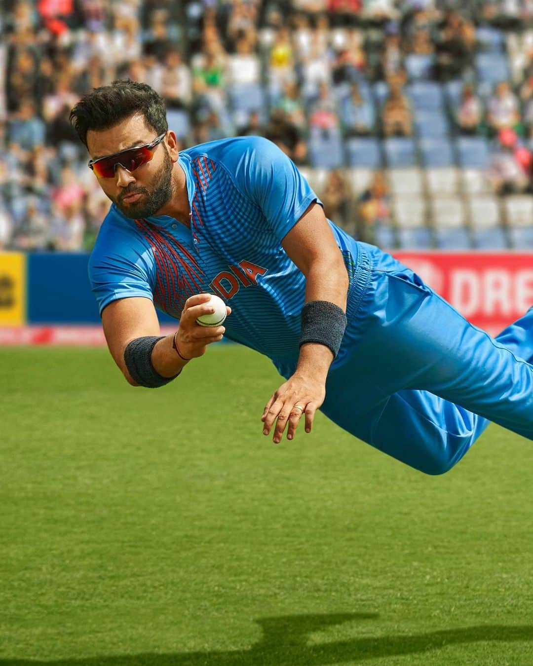 OAKLEYのインスタグラム：「It's time to fly. 💘 @rohitsharma45 #ForTheLoveOfSport #OneLove #ipl2020」