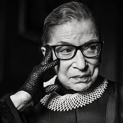 マーシャ・トマソンのインスタグラム：「Devastating news. Rest in power RBG.🖤」