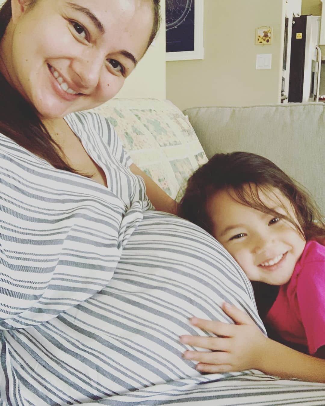 エリナ シルカのインスタグラム：「Waiting for baby sister 🥰 お腹さすったり、チューしたり、話しかけたり、ベビーのことかなり楽しみにしてるらしい😚😚」