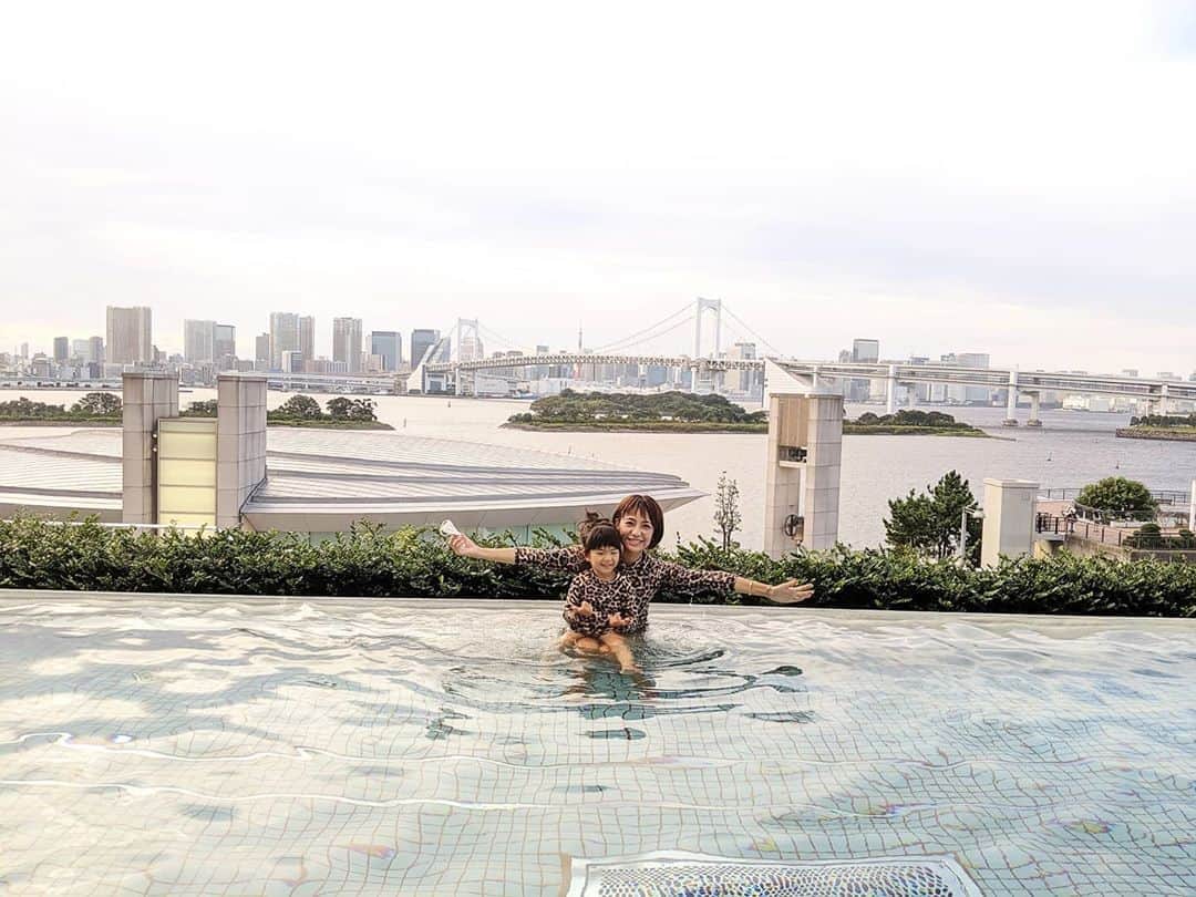 三喜本惠美さんのインスタグラム写真 - (三喜本惠美Instagram)「・ 夏日だった昨日は、急遽空いているとの事で東京湾を眺めながら温水プールで運動🌿 ラッキーな事に貸切り状態で娘ものびのび遊べパパも喜んでいました🌼 #お台場#温水プール#ヒルトンホテル」9月19日 16時04分 - megumi_mikimoto