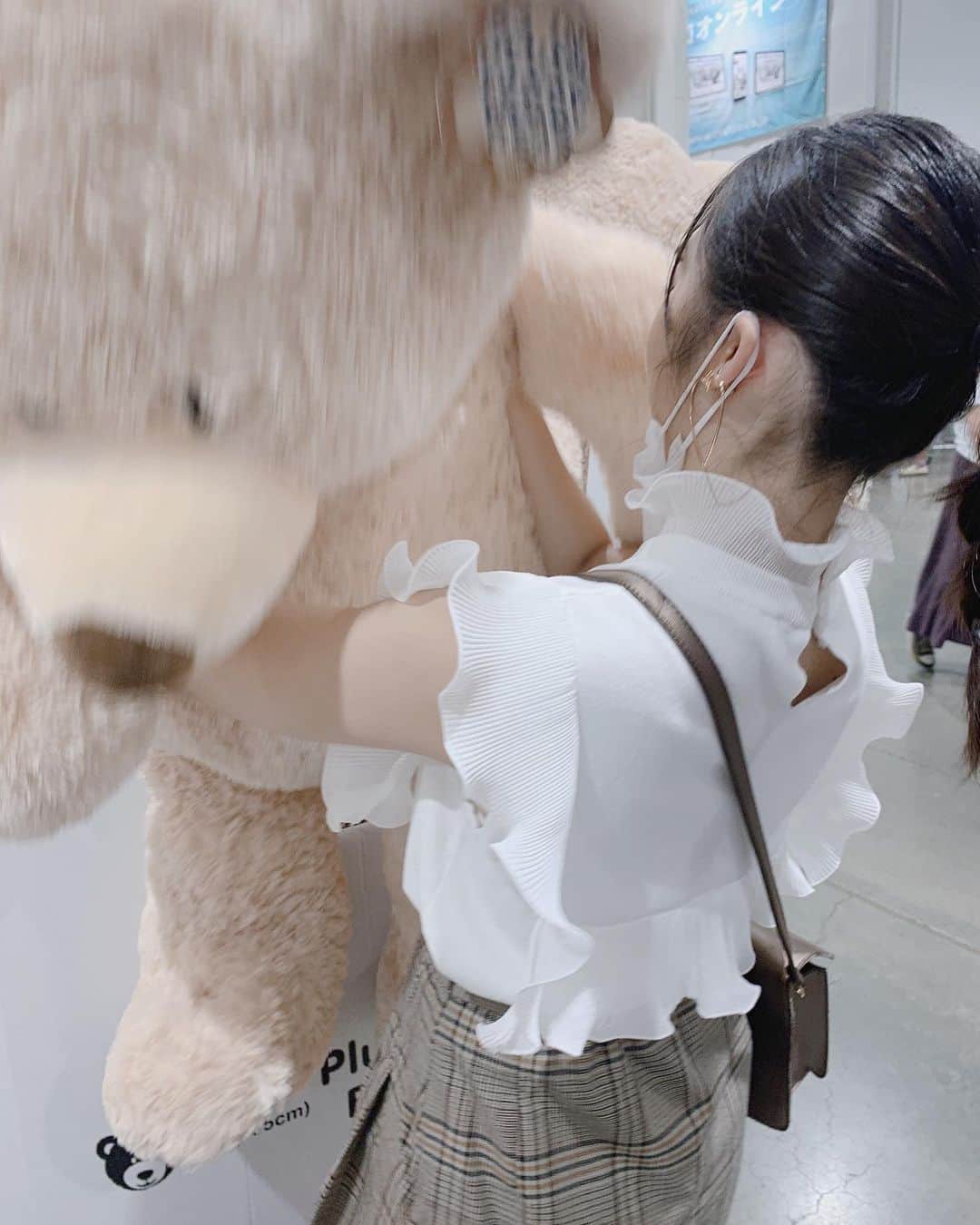 山岸理子のインスタグラム：「* 🛒🧸🤍 コストコの続き。 くまさん抱きたくなるやつ。  (写真撮る時のみマスクとりました) ・ ・ ・ ・ #tsubaki_factory #山岸理子#costco #くまさん #バック #あいてるね #笑 #購入品 #教えてくれて #ありがとう #次行く時 #参考にしてみるね」