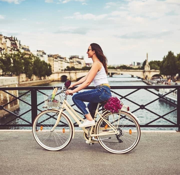 Melvita Officialのインスタグラム：「C’est l’effet papillon 🦋  Se déplacer un peu plus en vélo, réutiliser ses pots/ flacons vides ou débrancher quelques prises…Et si on commençait à introduire dans notre quotidien, des petits gestes qui, l’air de rien, peuvent faire la différence ? 🚲  Partageons nos conseils et astuces, dites-nous en commentaire quels sont vos petits gestes simples et verts ? ♻  #melvita #cosmétique #naturelle #engagé #bio #environnement #mieuxconsommer #mieuxvivre #vélo #écolo #vert #greenlife」