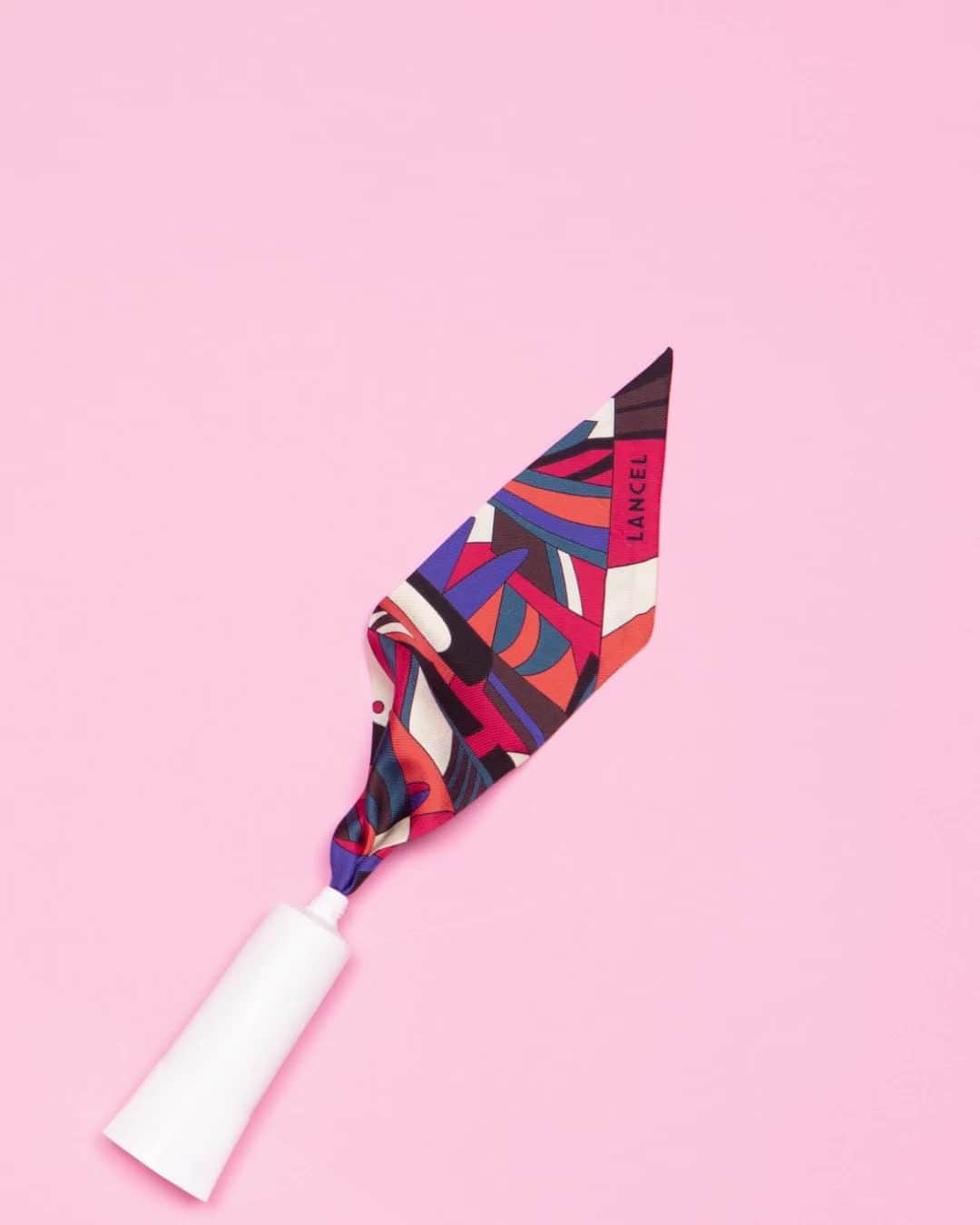 のインスタグラム：「A splash of color Headband motif Arabesque – Multico raspberry Le tube de l’automne  Bandeau de soie motif Arabesque – Multico Framboise #FW20 #Lancel」