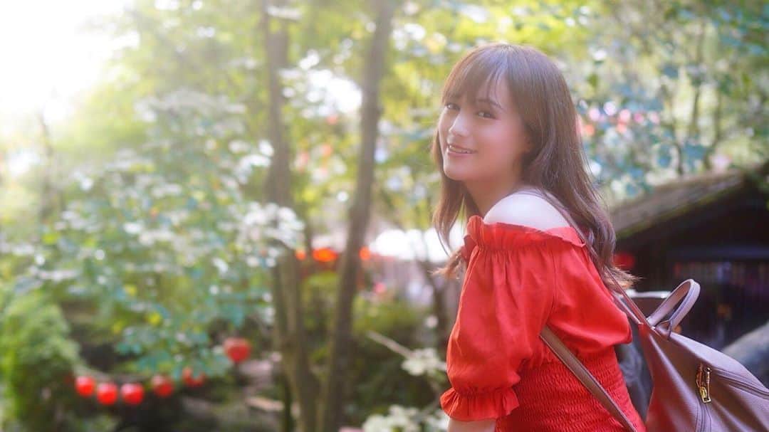 リロイここのインスタグラム：「. 山賊で撮ってもらった🍙🍖 ふわふわな雰囲気で撮ってもらえてお気に入り💗 . #山賊#山賊いろり#玖珂#山賊いろり玖珂#🇺🇸×🇯🇵#emoda#カメラ#ハーフ#half」