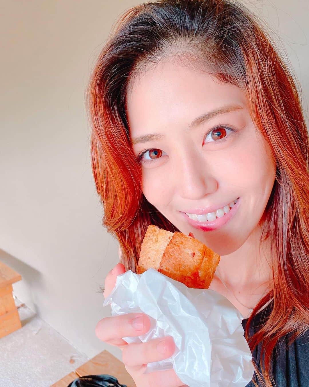 のインスタグラム：「御苑にスタバができたと聞いておさんぽしました👦🍟 すごく良い気分だった☺️☁️☁️ 最近エステの記事ばかりだ‼️泣 飽きないでください🥺　  エステで買ったEMSマシーンのVスティックでデコルテ周りの筋トレ💪⚡️凄いぴくぴくするっ😆💚💙🤎 筋トレ頑張るぞ🍑👸💎  今日から四連休、みんなはなにするの💗？？  #新宿御苑前 #スタバ #秋 #シルバーウィーク #エステ #エステサロン #ダイエット #筋トレ #美容 #動画 #猫 #猫すたぐらむ #フォローミー  #followmee #followｍe #follow #instalike #instadaily #instagram #beauty #beautiful」
