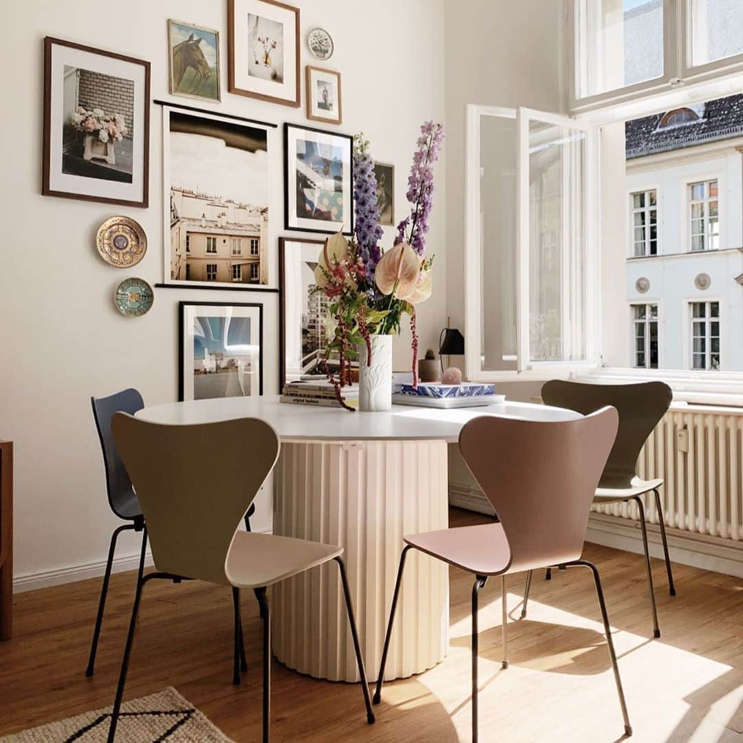 フリッツハンセンさんのインスタグラム写真 - (フリッツハンセンInstagram)「Earth tones on Arne Jacobsen chairs sooth the eye. Select from coloured wood with structure/grain or lacquered wood, 16 new colours, and 7 leg colours including brown bronze.  Photo by @herz.und.blut Swipe to see colours  Explore more via link in bio  #fritzhansen #fhnewcolours #asenseofcolours #atasteofpink #series7 #chairs #diningroomfurniture #danishdesign #ダイニング家具 #스칸디나비아디자인센터 #北欧デザイン」9月19日 16時07分 - fritzhansen