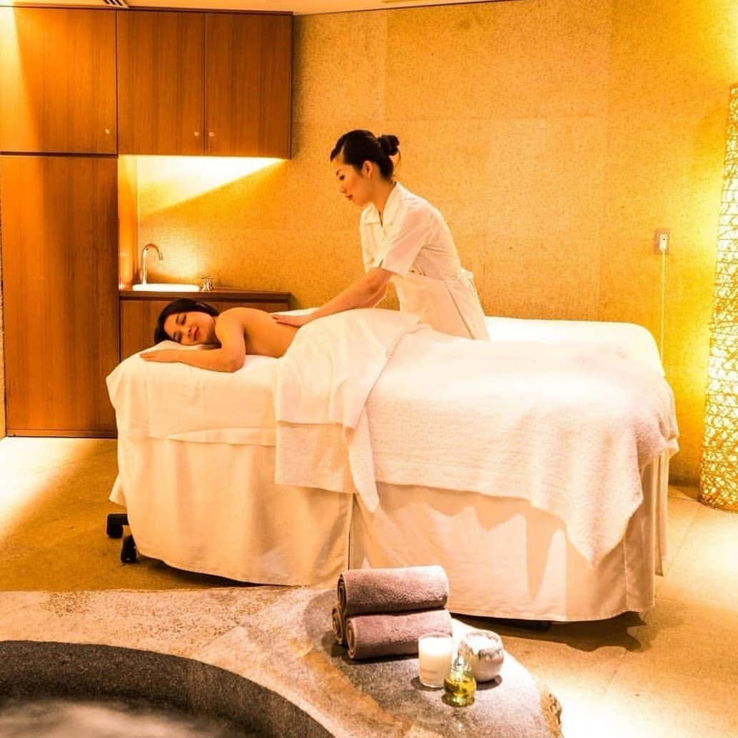 のインスタグラム：「🧖After a long week, this is the best way to spend Saturday. #Nagomi @grandhyatttokyo  禅で用いられる塗香を使ったリチュアルで90分の 「アキュプレッシャー」を受けてきました。  仕事で疲れた心と身体の浄化でき、とてもリフレッシュ😌✨ 本当にマッサージが大好きすぎる。  写真の１枚目は少し前に撮影したも懐かしい（笑）のがあったのでそちらを 使わせてもらいました。いつも有難うございます🙏」