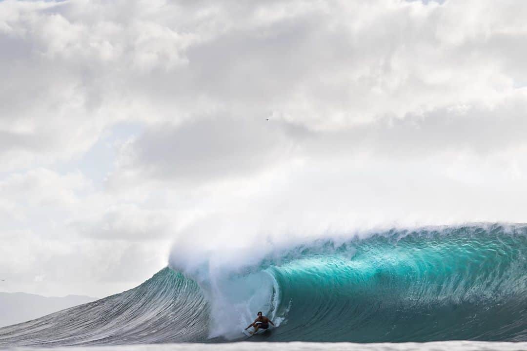 ジョーディ・スミスのインスタグラム：「One wave with two different angles. Soon soon @oneillusa #hawaii」