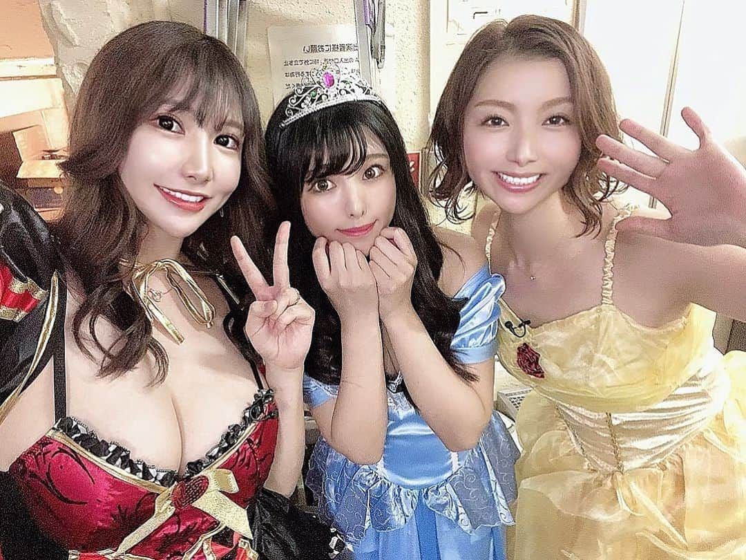 若月みいなさんのインスタグラム写真 - (若月みいなInstagram)「プリンセスたち👑❤️💙💛 #イベント  #若月みいな  #倉木しおり  #加藤ツバキ  #コスプレ  #私だけ悪女」9月19日 16時20分 - wakatsuki_cmore