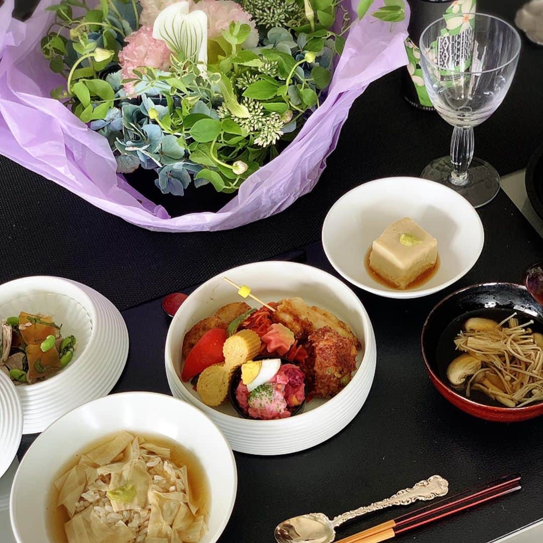 森田麻恵さんのインスタグラム写真 - (森田麻恵Instagram)「今月のお料理教室は、日本料理🇯🇵@w.e._internationalcookingsalon   まん丸のお重に、湯葉丼、塩豚のナラ漬け和え、彩り豊かな和のおかず。胡麻豆腐にきのこ汁、デザートはさつまいものムース。  どれも美味しくて、ほっとするお味。 焼いた手作り胡麻豆腐も最高でした！  （最後の写真は、家で作った映えてないバージョンのさつまいもムース🍠）  先生は、普段のおかずだよ〜って言ってたけど、こんなご飯が出てきたりお弁当に入ってたら嬉しいにきまってる🥺レパートリーに取り入れて色々作ってみよ〜！  #料理教室　#日本料理　#和食 #お重 #cookingclass #wetoyosu  #instafood #foodstagram」9月19日 16時15分 - morita_mae