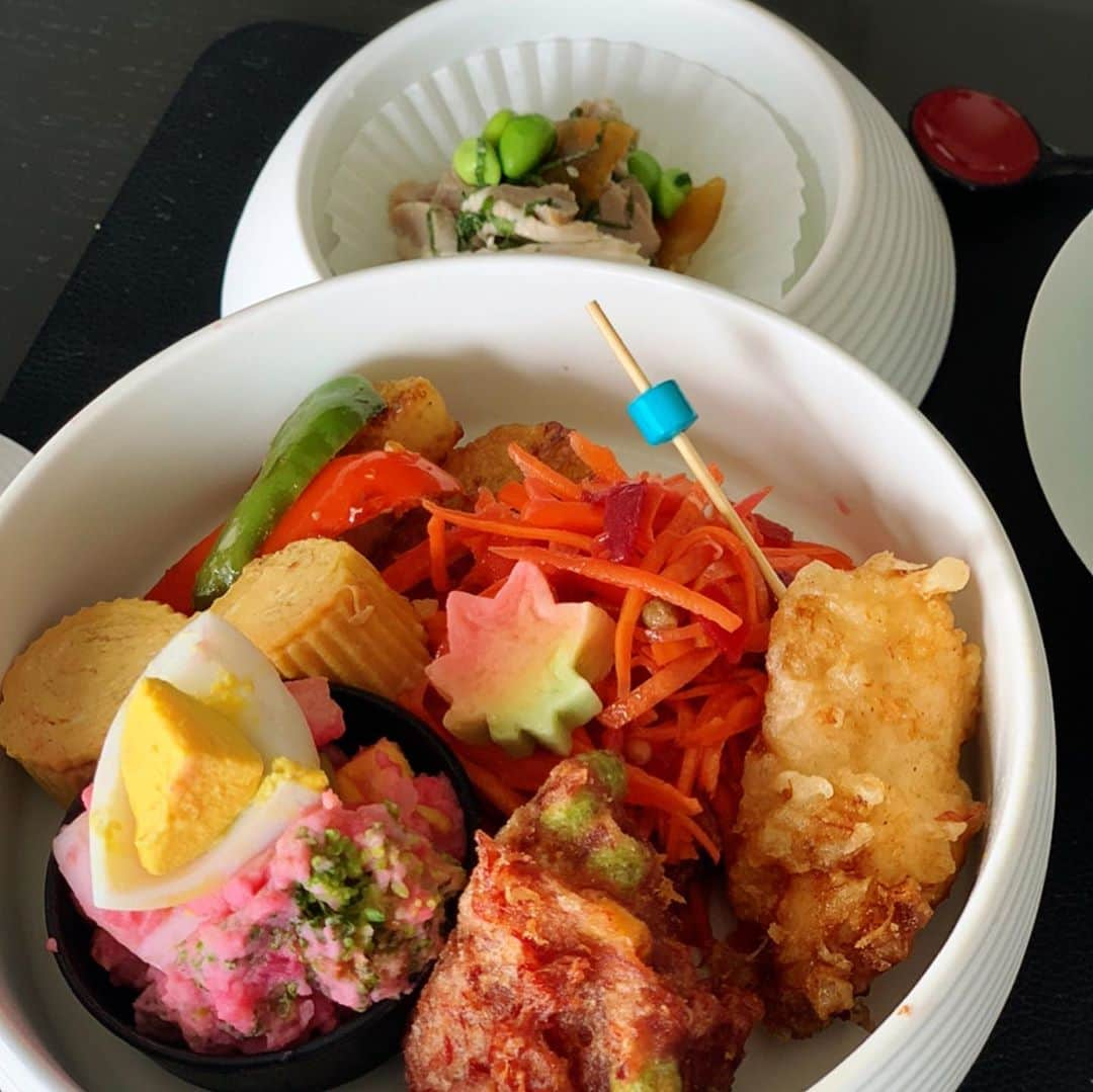 森田麻恵さんのインスタグラム写真 - (森田麻恵Instagram)「今月のお料理教室は、日本料理🇯🇵@w.e._internationalcookingsalon   まん丸のお重に、湯葉丼、塩豚のナラ漬け和え、彩り豊かな和のおかず。胡麻豆腐にきのこ汁、デザートはさつまいものムース。  どれも美味しくて、ほっとするお味。 焼いた手作り胡麻豆腐も最高でした！  （最後の写真は、家で作った映えてないバージョンのさつまいもムース🍠）  先生は、普段のおかずだよ〜って言ってたけど、こんなご飯が出てきたりお弁当に入ってたら嬉しいにきまってる🥺レパートリーに取り入れて色々作ってみよ〜！  #料理教室　#日本料理　#和食 #お重 #cookingclass #wetoyosu  #instafood #foodstagram」9月19日 16時15分 - morita_mae