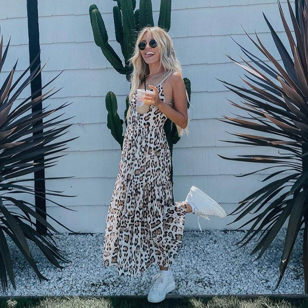 ブルーライフさんのインスタグラム写真 - (ブルーライフInstagram)「It’s a great day to have a great day 💐 babe @karsenkimball is giving us major weekend style inspo in the Dylan dress- on sale now! #shopplanetblue」9月20日 3時14分 - shopplanetblue