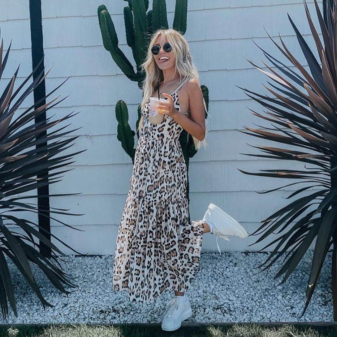 ブルーライフのインスタグラム：「It’s a great day to have a great day 💐 babe @karsenkimball is giving us major weekend style inspo in the Dylan dress- on sale now! #shopplanetblue」