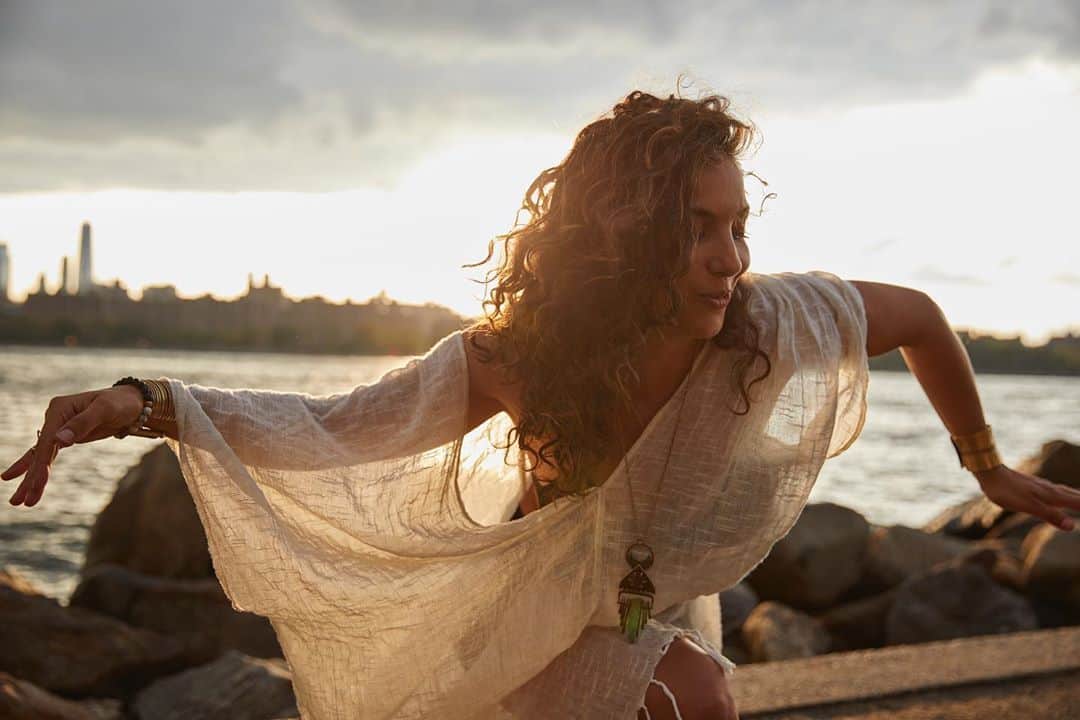 ブリアナ・エヴィガンのインスタグラム：「Check it out ladies!!! My beautiful friend @metamethod has her wild women’s course coming up again! Its designed for women to awaken their body's intelligence, feminine wisdom and connection to Nature. The course is 5 weeks online and begins Wednesday October 14th. It is is an initiation into living in a body you trust. It is a journey to reclaim your inner-knowing, connection to life, and your erotic essence within. I HAVE TAKEN IT MYSELF and IT ROCKED MY WORLD in so many ways. Elana is a dear soul sister and an incredible human that you will not be disappointed by!!! Click the link in my bio to sign up. Get your spot as she ALWAYS fills up quickly. Since she’s the homie she’s giving my friends a 10% discount code... Type in “moveme173” at check out. LOVE YOU ALL! Enjoy 🧡」