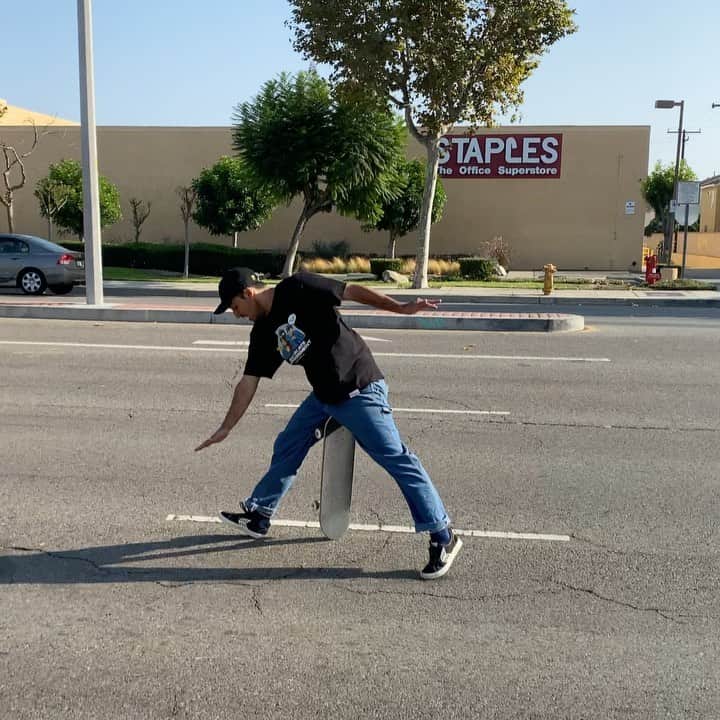 ケビン・ホーフラーのインスタグラム：「First Try Friday 🤗 #SkateboardingIsFun #SometimesNot」