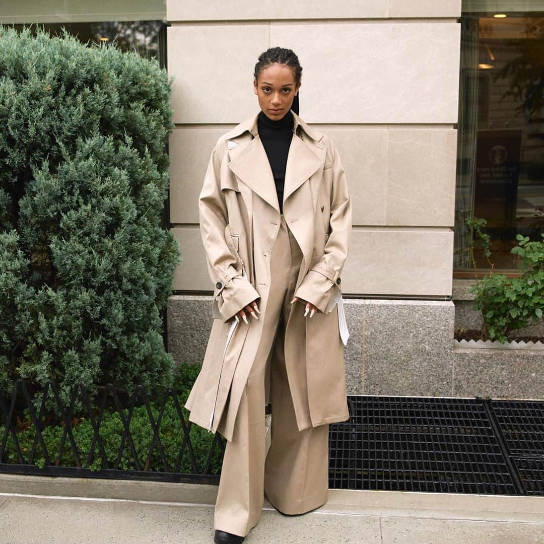 Bergdorf Goodmanさんのインスタグラム写真 - (Bergdorf GoodmanInstagram)「POWER MEETING 💼 Swap WFH sweats with a business look that blends assertive tailoring with easy separates. @the.peterdo’s impeccably tailored trench and trousers telegraph both confidence and cool. Available now in store and online at BG.com.」9月20日 1時42分 - bergdorfs