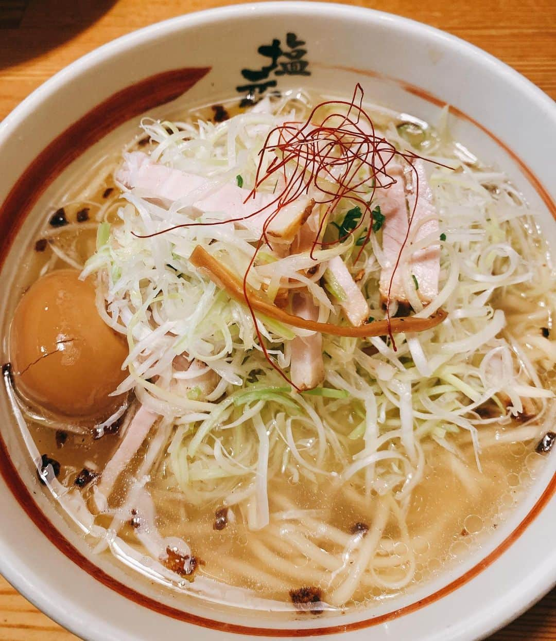 松浦三佳さんのインスタグラム写真 - (松浦三佳Instagram)「＊ 塩元帥🍜 ネギ塩ラーメン🍜煮卵トッピング 3人で唐揚げと炒飯わけわけ🥺 味にばらつきなくいつも美味❣️ ＊ ＊ ＊ #塩元帥#ラーメン#ラーメン女子#食べログ#西中島南方#大阪#めんすたぐらむ#ネギ塩ラーメン#あっさりラーメン#煮卵#並ぶの必須」9月20日 1時44分 - mikarinrin5555