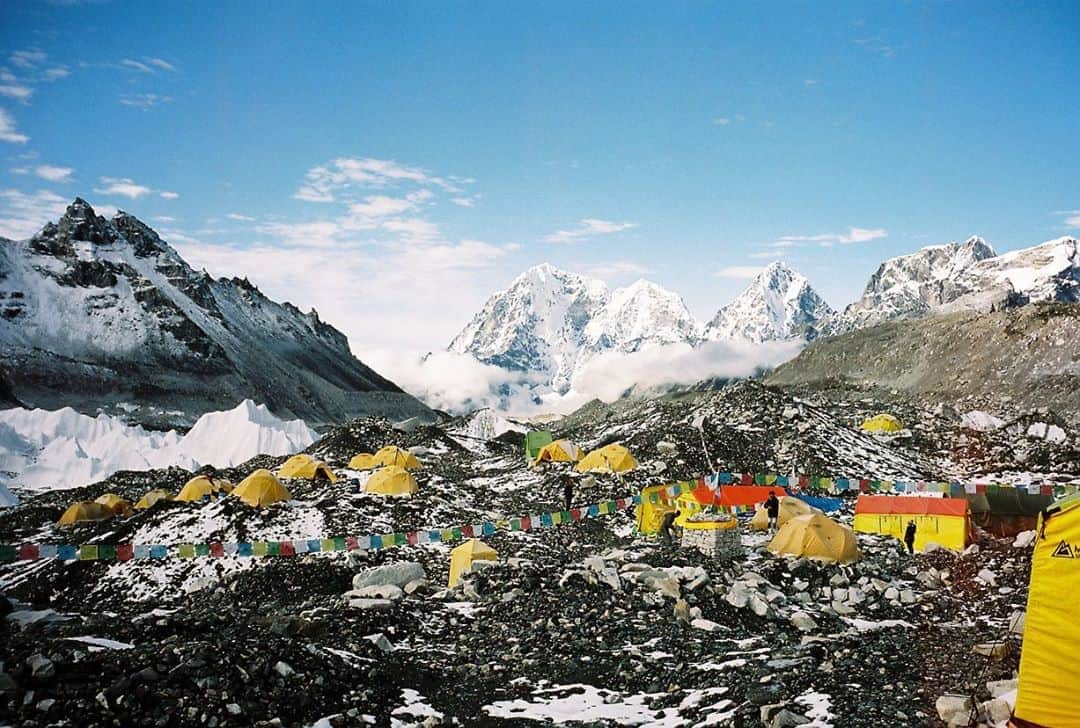 マウンテンハードウェアのインスタグラム：「Meet our high-altitude, expedition guide partner. @madisonmtng specializes in leading expeditions to climb the world’s most famous and formidable peaks: Mount Everest, K2, the Antarctic’s Mount Vinson, the “Seven Summits,” and unclimbed peaks in the Himalayas. (Learn more, link in bio.) Photos: @francoislebeau.」