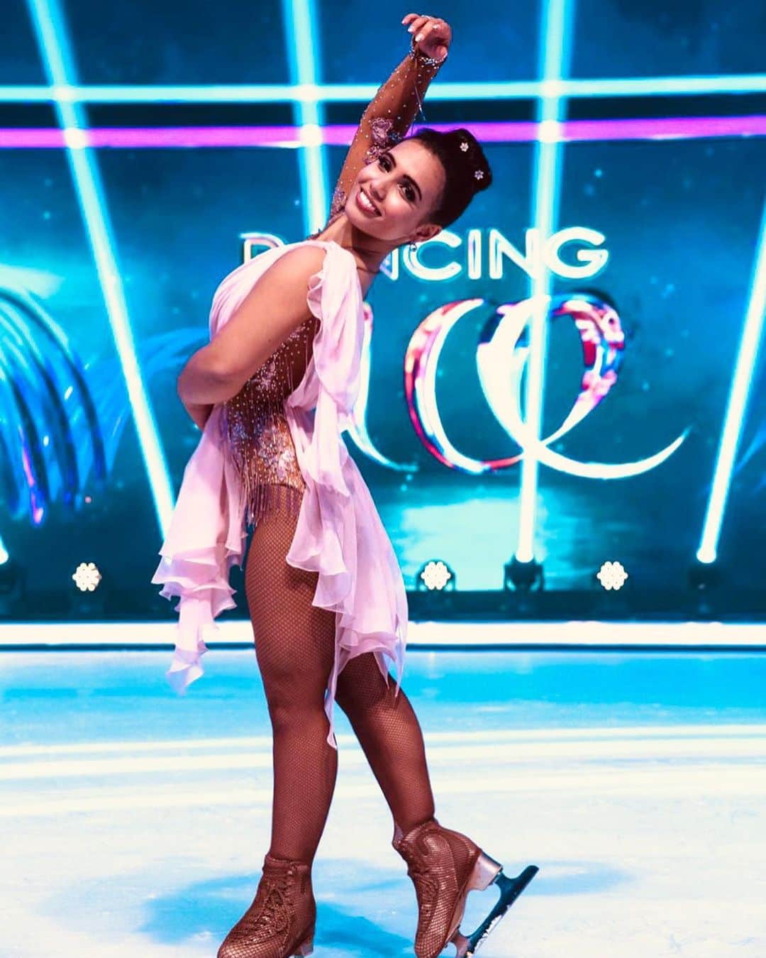 アマニ・ファンシーのインスタグラム：「FANCY ON ICE   Intensiv Privattraining buchen - Eislaufen für alle Levels, Choreographie, Polishing, & Personal Training / 16. - 24. Oktober / Oberstdorf.   Hallo meine Lieben, ich verbringe eine intensive Trainingswoche in Oberstdorf & es gibt noch Trainingszeiten die man bei mir buchen kann. Mit meiner frischen Fitness Trainer Lizenz könnt ihr die Stunden auf dem Eis mit verschiedenen Arten von Athletiktraining kombinieren (Yoga & Meditation auf einer wunderschönen Terrasse, dehnen, Eislauf technisch, core & stability und natürlich cross-fit und HITT). Wenn ihr nicht nach Oberstdorf kommen könnt, biete ich ab jetzt auch online Trainings an. Für mehr Infos, DM - Website folgt im kurzen.   Falls ihr eine Unterkunft benötigt kann ich euch da auch sehr gerne behilflich sein. Ich freue mich auf jeden einzelnen von euch ❤️ Eure Amani」