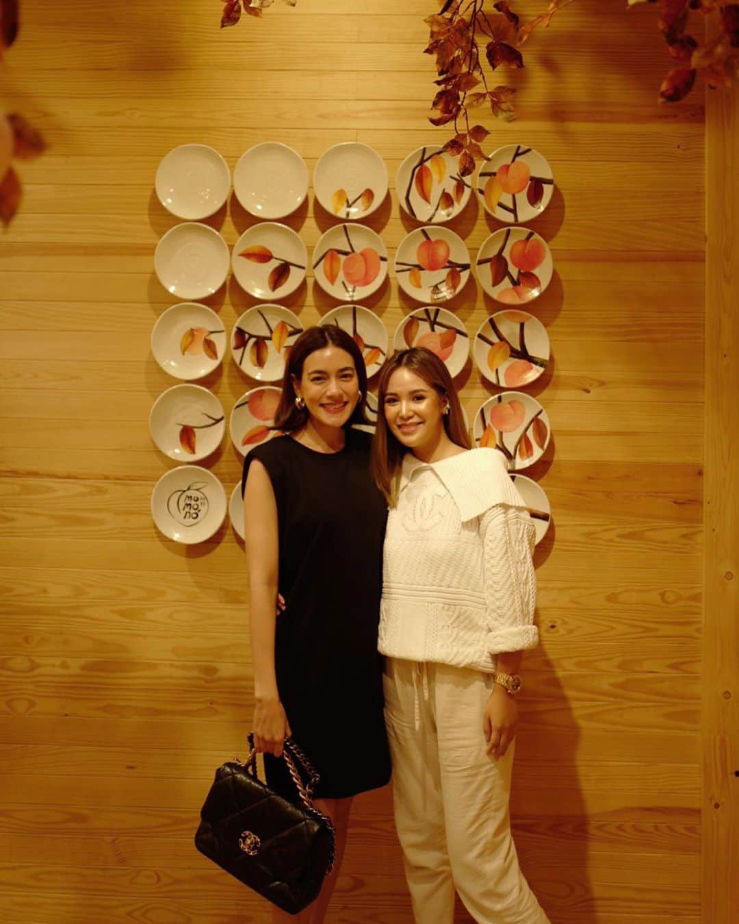 キンバリー・アン・ウォーテマス・ティアムシリのインスタグラム：「Congratulations นะคะ อร่อยทุกอย่างเลยจริงๆ themeร้านก็สวยปังเหมือนเจ้าของเลย 🍑✨ @nieabtrinn @momono.thailand」
