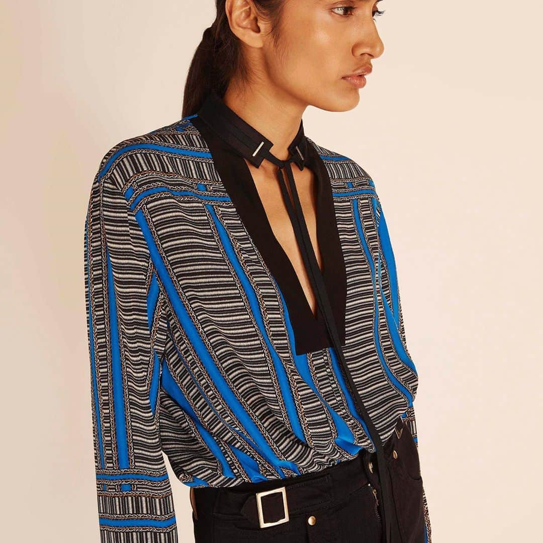 アマンダ ウェイクリーのインスタグラム：「This season’s textured stripe print in sumptuous silk crepe de chine... The ultimate statement top to luxe up your favourite jeans... #Silk #Top #Luxe」