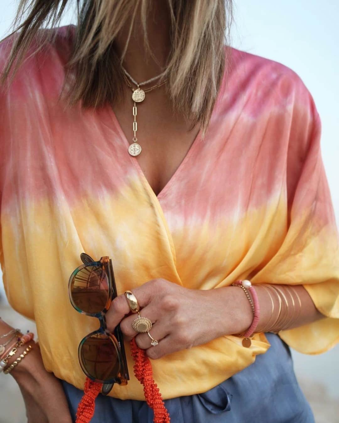 チェイサーのインスタグラム：「Some rainbow tie dye to brighten your weekend🌈👏🏽 @chon.and.chon #chaserbrand #summervibes #revolvesummer #tiedye #dipdye #tiedyetrend」