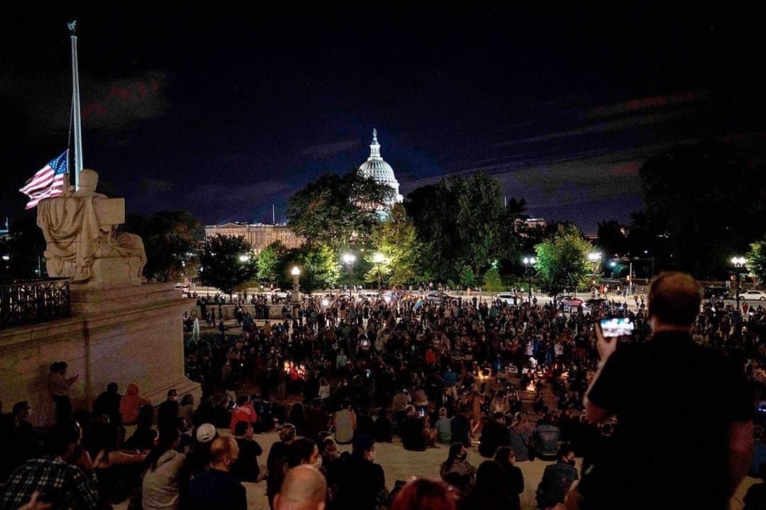 People Magazineさんのインスタグラム写真 - (People MagazineInstagram)「After the news of Ruth Bader Ginsburg’s death was made public, hundreds gathered outside the Supreme Court in Washington, D.C. to honor the late justice. 🙏  The vigil included lighting candles, singing “Amazing Grace,” and discussing Ginsburg’s pioneering career. “RBG inspired so many young women to follow their dreams and set their sights on things that so many people deemed impossible. And she made them possible,” 19-year-old attendee Claire Shelby said. “I think that everyone out here tonight is here tonight to honor her memory and make sure she is not tarnished in history.” 📷: Alex Edelman/AFP via Getty Images, Tasos Katopodis/Getty Images」9月20日 2時03分 - people