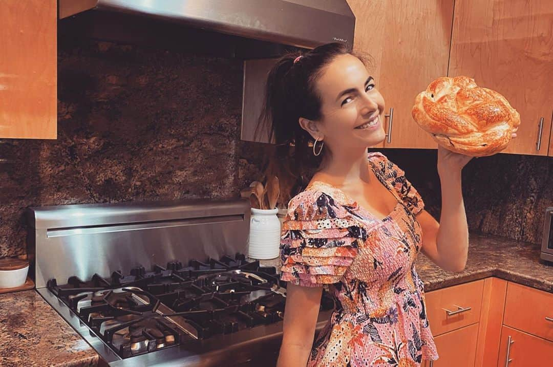 カミーラ・ベルさんのインスタグラム写真 - (カミーラ・ベルInstagram)「I have always loved celebrating Jewish traditions and holidays with my friends, so yesterday I decided to try and make challah for the first time to celebrate Rosh Hashanah.  Success !!!! 🙌🙌🙌🙌🙌🙌🙌🙌🙌 #shanatova #camillainthekitchen」9月20日 2時12分 - camillabelle