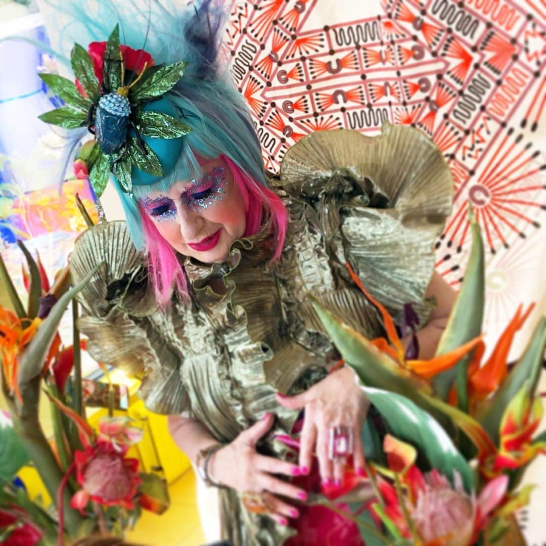 のインスタグラム：「#🌈 #bts from today’s shoot with #birthdaygirl @zandra_rhodes_ ! Zandra wears #ZandraRhodes pleated pistachio lamé cape and a #PiersAtkinson Bug Beret with @andrewgallimakeup @kim_howells @arvedphoto @nickirwinhair @giulia_oldani_nails 🥰🥰🥰🥰🥰 Veggie location catering @winstonsonelove by  @fahradnoir assisted by lil’ #Indigo 💕」