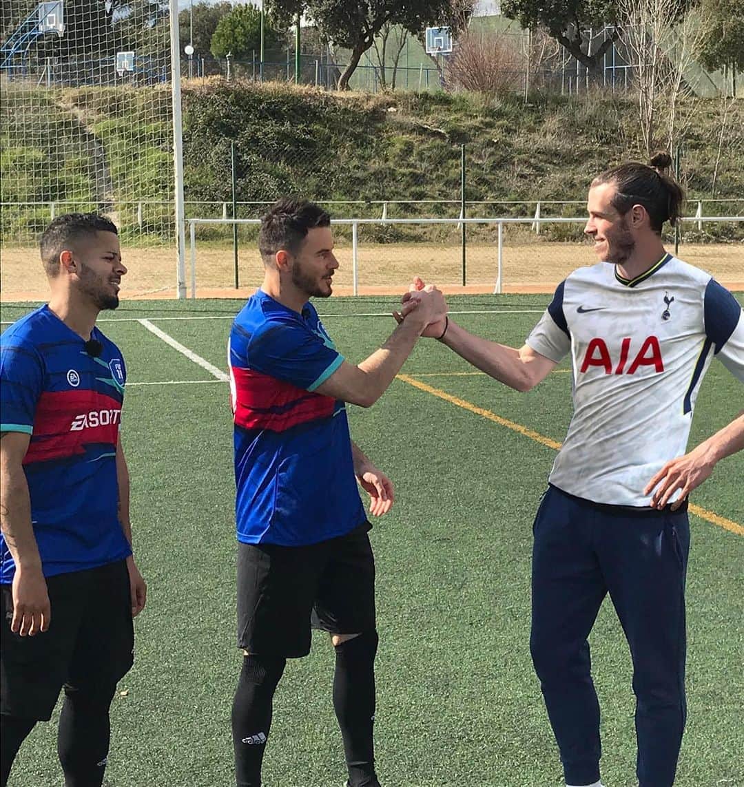 F2Freestylersのインスタグラム：「Clearly some of us are more happy than others with @garethbale11 coming home! 😂🤩 #Bale #baleisback #COYS」