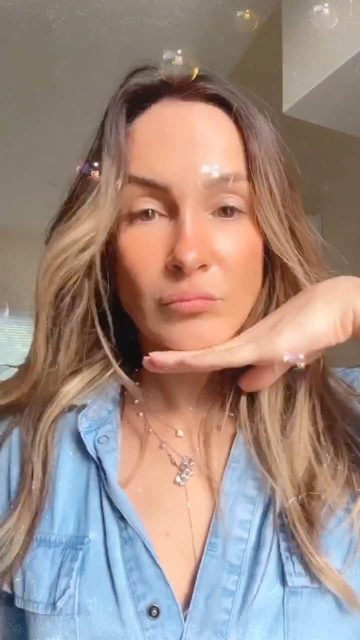 Claudia Leitteのインスタグラム：「#DesembaçaChallenge accepted! Faça seu vídeo e me marque que eu tô de olho! 👀🌫️」