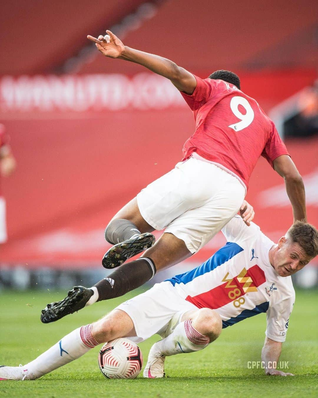 クリスタル・パレスFCさんのインスタグラム写真 - (クリスタル・パレスFCInstagram)「👊 Jamesy.  #CPFC #PremierLeague #PL #MUNCRY」9月20日 2時42分 - cpfc