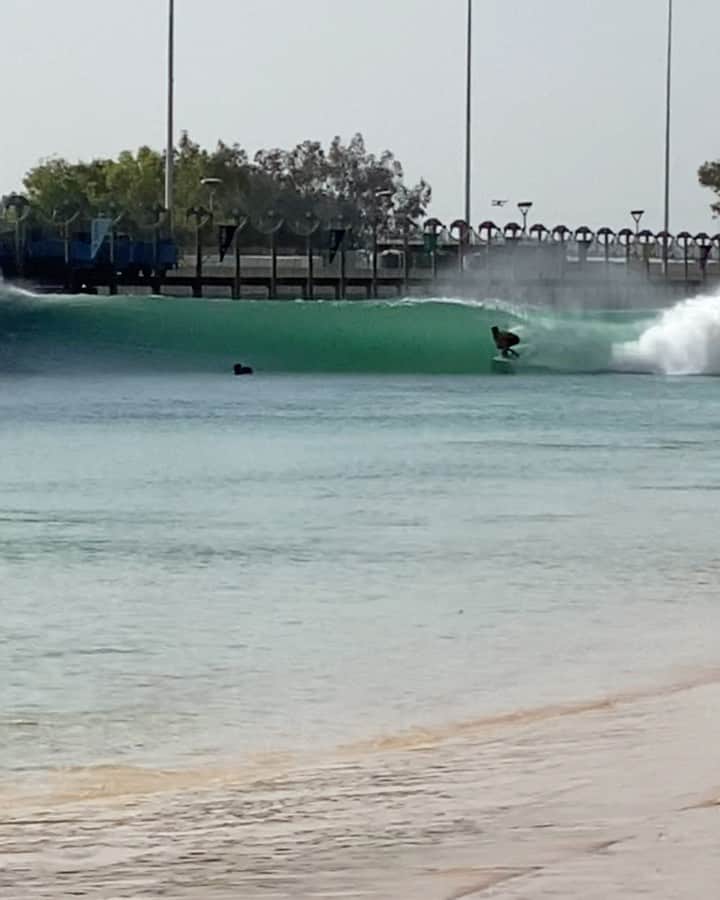 ブロディ・ジェンナーのインスタグラム：「Little father-son barrel time. 🏄🏽‍♂️ @billykemper 🤙🏼❤️」