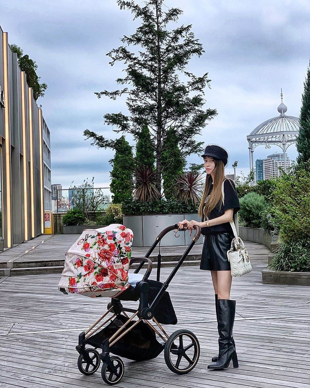 のインスタグラム：「ㅤㅤㅤㅤㅤㅤㅤㅤㅤㅤㅤㅤㅤ casquette,Tee,bag,accessory @dior boots @zara  ㅤㅤㅤㅤㅤㅤㅤㅤㅤㅤㅤㅤㅤ @cybex_japan ベビーカーでお散歩💕」