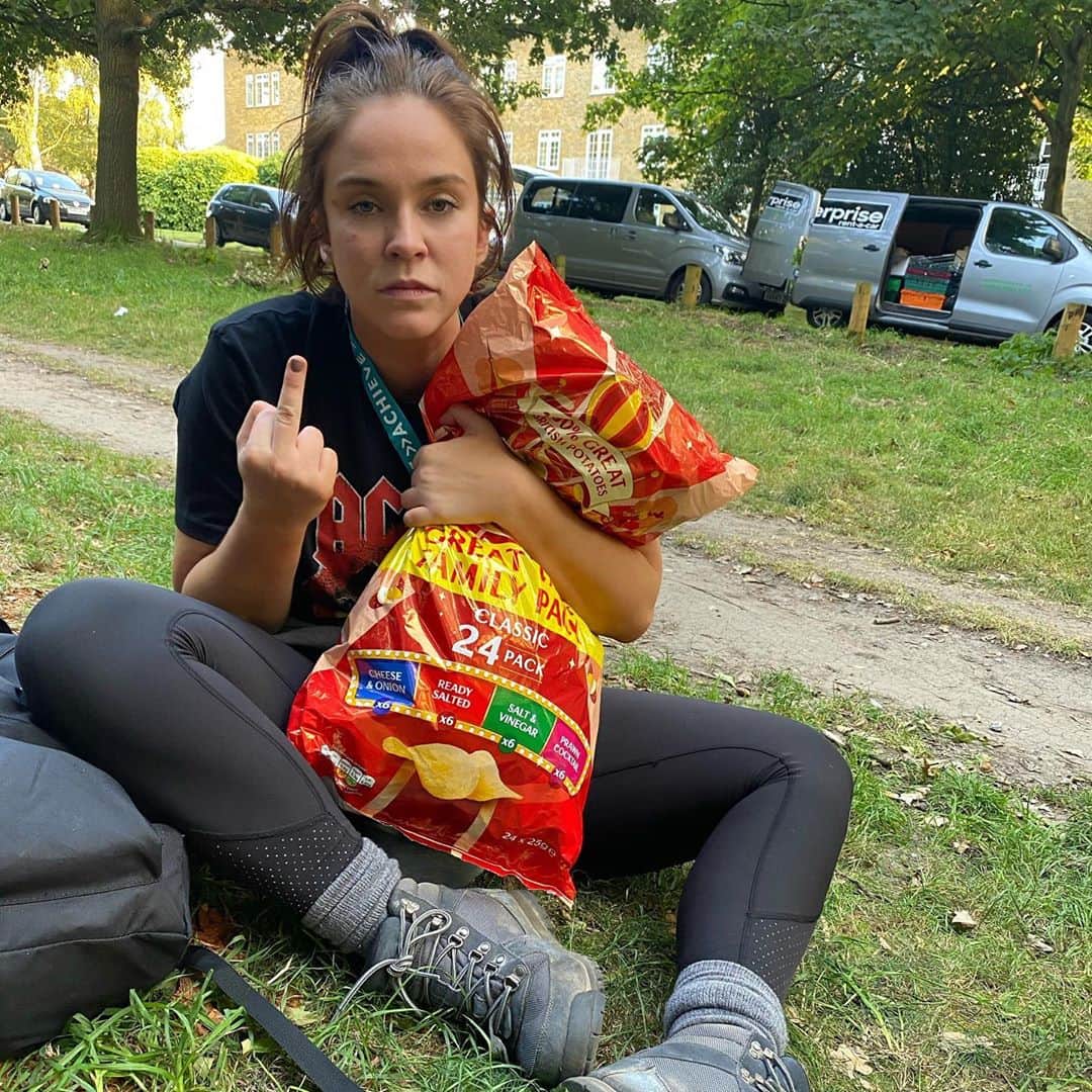 ヴィッキー・パティソンさんのインスタグラム写真 - (ヴィッキー・パティソンInstagram)「A 26 mile hike in pictures... 😂🤦🏻‍♀️ (swipe across)  - Mile 1: fresh faced, blissfully ignorant and completely unaware of what is to come.   - Mile 10: Feeling tired, Starting to understand the ramifications of my decision. Regret starting to seep in. Ercan is starting to get on my tits. Bottles of lucozade nailed = 2.   - Mile 20: Blisters EVERYWHERE. Losing the will to continue- when will I learn?!! 😂🤦🏻‍♀️😩 Morale at an all time low at Pattison HQ, Hate ercan (he wouldn’t give me a piggy back.) 3 chocolate bars in. (Fine, 4 chocolate bars.)  - Mile 26 (felt like Mile 126), little toes swollen up the size of big toes and resemble croissants, soul destroyed, have somehow gained a spot, hate everyone, look 86 years old, feel 86 years old. Hate everyone. (Did I mention that?!) Want my mam. I dare someone to try and take these crisps from me. 😂😩🤦🏻‍♀️🐷  😂😂😂😂😂 well guys all jokes aside, that was an incredibly tough day! According to my strava we walloped around 28miles and 60,000 steps, my little toes have blisters the size of saucepans on them and I feel as though this is the nail in the coffin for my relationship with my pinky toes. (I don’t blame them, I’ve put them through enough!) But I wouldn’t have changed it for the world!! I am so proud to have been a part of The London 10 peaks challenge with @metro.co.uk to raise money for @thehygienebank!! For those of you who aren’t familiar with their work they provide families living in poverty with the basic essentials to live.   Every mother should be able to keep her child clean, every man should be able to brush his teeth in the morning and every woman should have access to sanitary products! @thehygienebank make this a reality and for that I will continue to stand by them and support what they do. (Just give my toes a chance to recover please guys 😂🤦🏻‍♀️)   If you are feeling generous guys the link to sponsor me and @ercan_ram is in my bio and we are so grateful for anything that you can spare for this incredibly deserving and worthwhile cause.   Thankyou in advance for your generosity. 💜  I’m off to inhale a mountain of sausage rolls and cry into a carrot cake while watching mulan. Brb.」9月20日 3時07分 - vickypattison