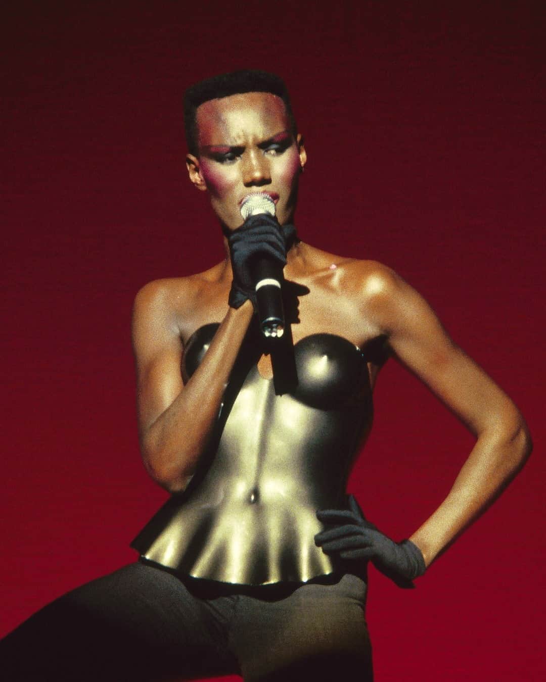i-Dさんのインスタグラム写真 - (i-DInstagram)「@gracejonesofficial is a true individualist. ⚡⁣⁣⁠ ⁣⁣⁠ The 80s icon’s singular, ground-breaking looks paved the way for gender-fluid styling and influences culture — and future pop acts — to this day.⁣⁣⁠ ⁣⁣⁠ At the link in bio we chart Grace’s inimitable career through a selection of her most memorable outfits.⁣⁣⁠ .⁣⁣⁠ .⁣⁣⁠ .⁣⁣⁠ Text @zoekends⁣⁣⁠ Photography Bob King/Redferns⁣⁠ #GraceJones」9月20日 3時01分 - i_d