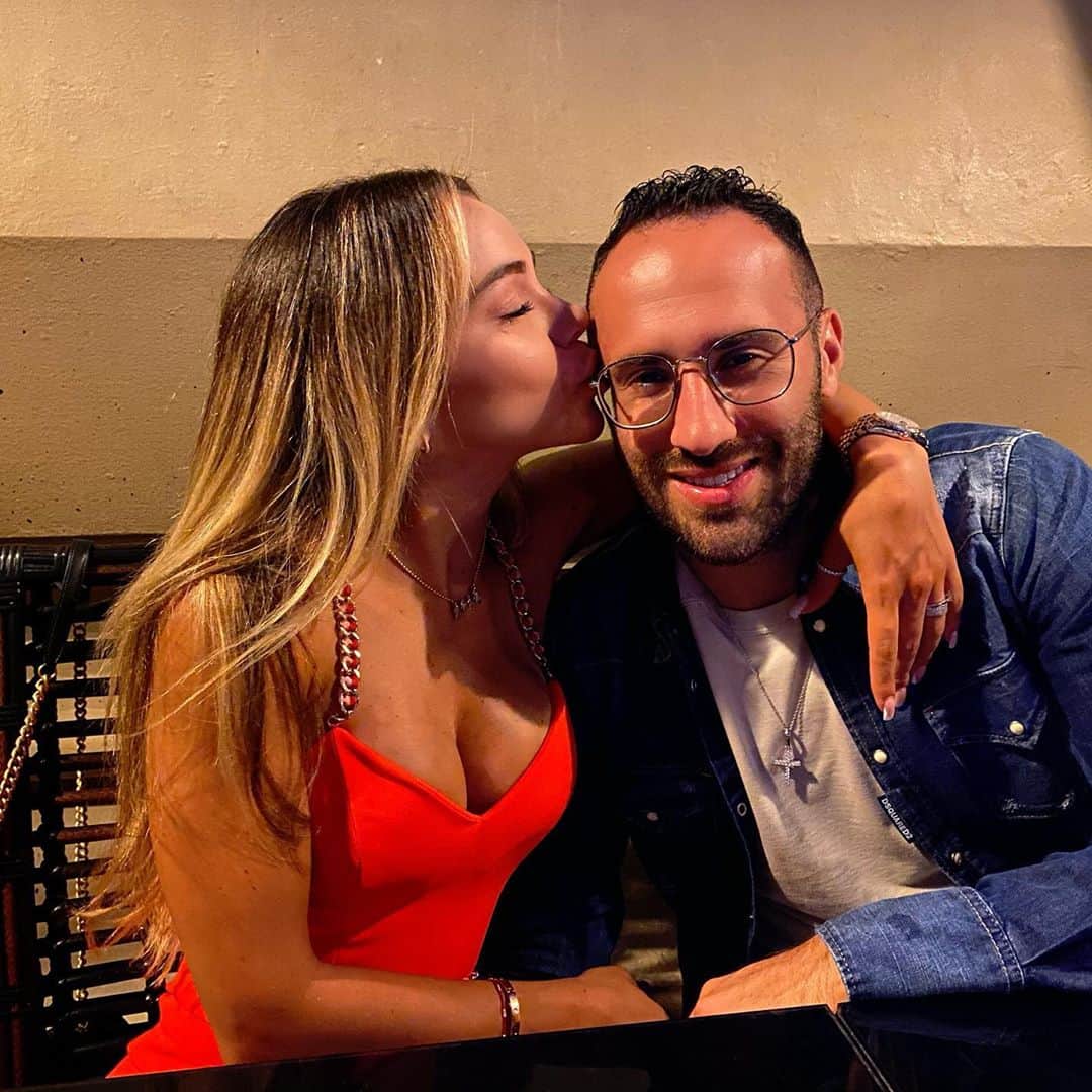 ジェシカ・スターリングのインスタグラム：「FELIZ DIA PARA TODOS ESOS AMORES BONITOS Y AMISTADES SINCERAS ❤️🌹 La fortuna de que seas mi amigo y el amor de mi vida💫 #amoryamistad」